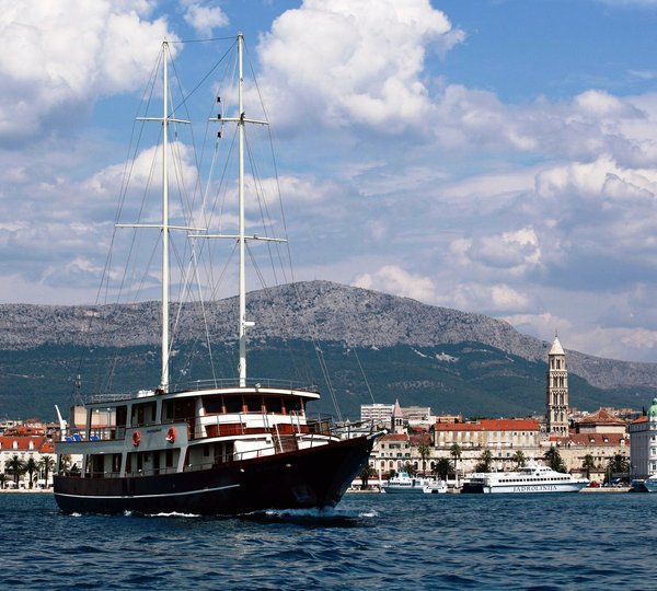 Motor Sailor LUNA Yacht Charter Details, Croatia crewed charter yacht